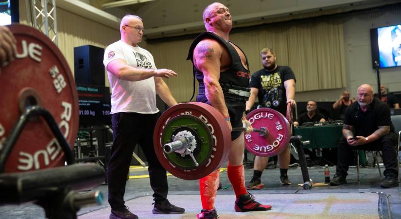 Erőemelők mérték össze erejüket, a világ minden részéről érkeztek versenyzők