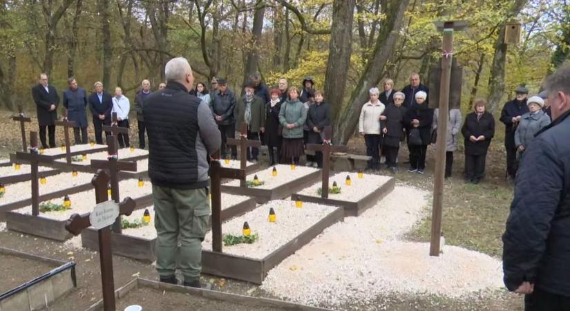 Mécsesek fénye kísérte a II. világháborús hősök megemlékezését Oroszlányban