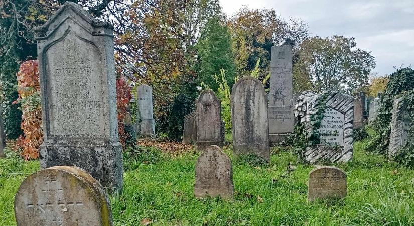 Ilyen temető nincs még egy az országban, szent tekercseket rejt dunántúli sírkert