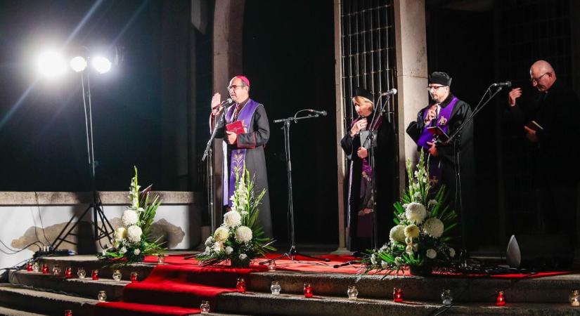 Gyertyalánggal és meghitt műsorral emlékeztek az elhunytakra a Jáki temetőben