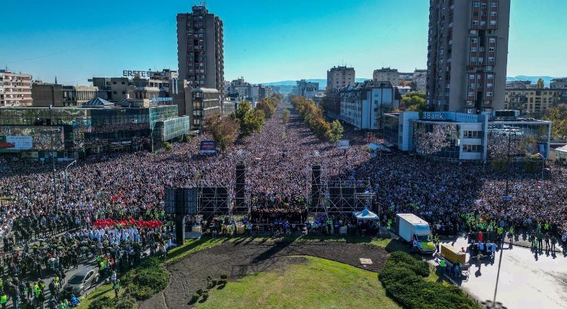 A budapesti szerb nagykövetség előtt demonstrálnak az újvidéki megemlékezés előtt a határról visszafordított magyar diákok