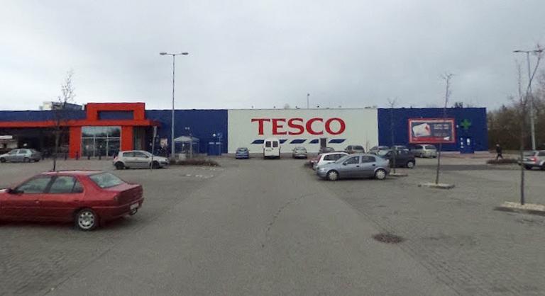 Bankautomatákat raboltak ki Sárváron, rendőrök lepték el a Tesco környékét