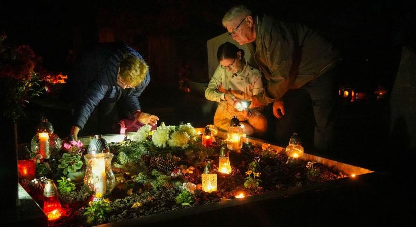A fény az alagút végén... – Ma is gyertyák világították meg a temetőket (galéria)