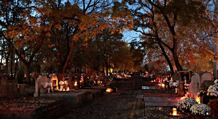 Mindenszentek estéjén a temetőkben mécsesek százai világítanak az üdvözült lelkeknek – galériával