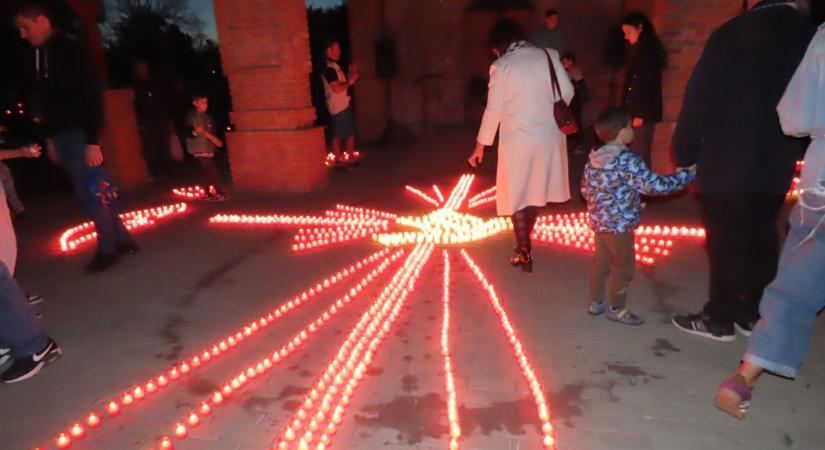 Mindenszenteki Mécsesgyújtás: 1500 mécses lángja lobbant fel Vásárhelyen