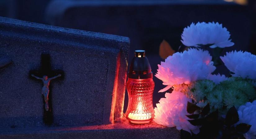 Égig érnek a miskolci temetőben az emlékezés fényei (fotók, videó)