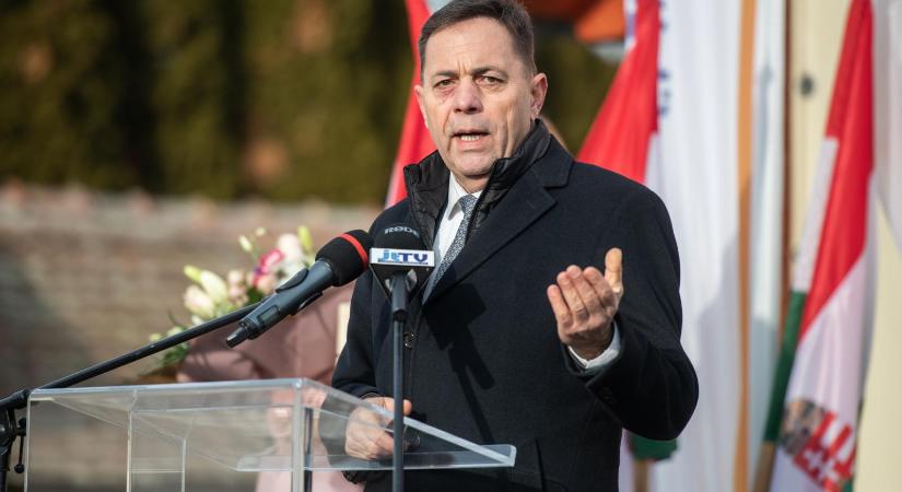 Pócs János egy kisfiú mellett, temetőben kampányolt a 14. havi nyugdíjjal