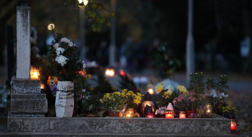 Mécsesek ezrei ragyogtak Fehérváron: Ökumenikus megemlékezés az elhunytak emlékére (galéria)