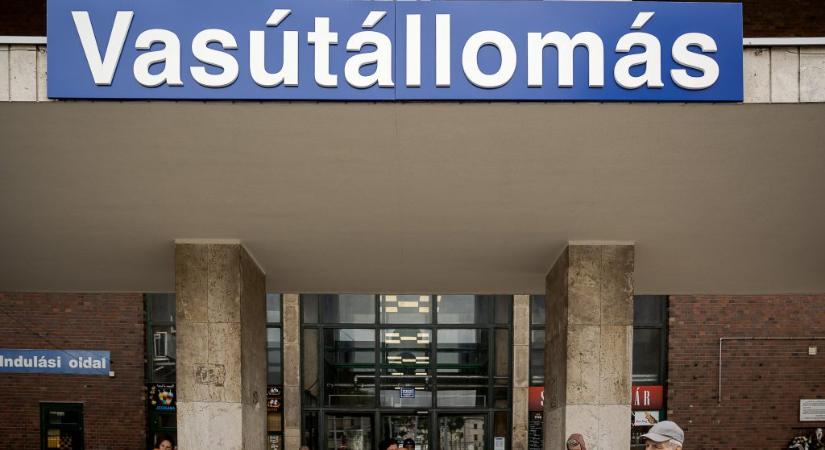 Egy vécé volt a debreceni InterRégió vonaton, az is elromlott, Szolnokon mosdószünetet tartottak