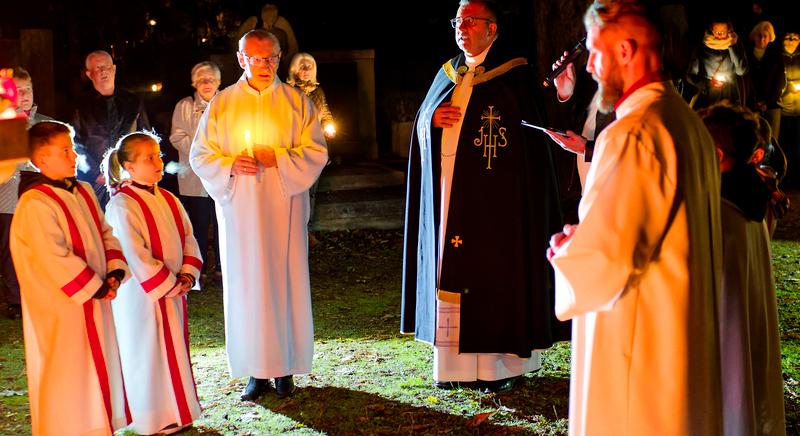 Ima az elhunytakért a szentmártoni temetőben