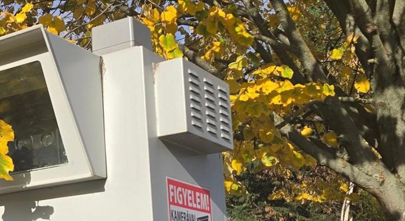 Törökbálinton a természet ereje babrált ki egy traffipaxszal