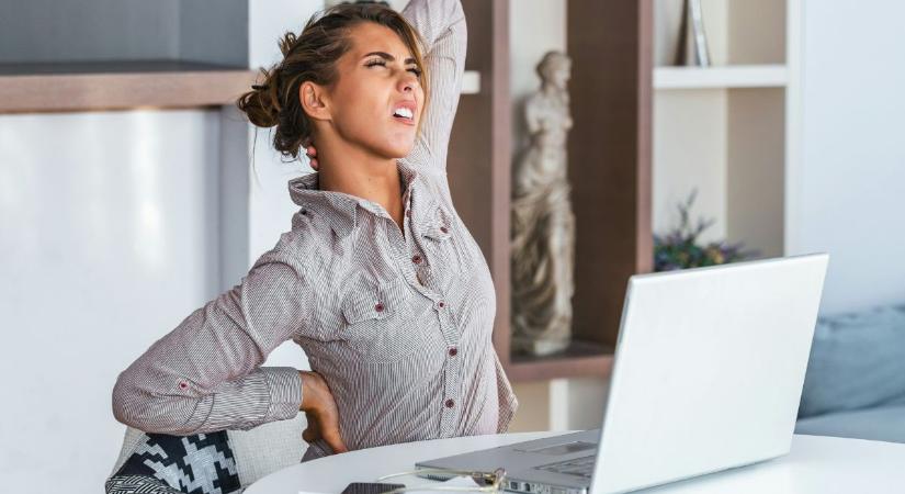 Soha többé nem fáj a hátad! Van egy egyszerű kézmozdulat, ami a nyújtózkodásnál is hatékonyabb, ha sokat ülsz