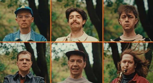 Carson Coma újra odaszúr: az Isten, haza, család ironikusan reflektál a mai valóságra