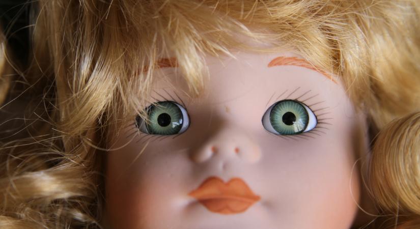 Egy nő magához láncolta a világ legelátkozottabb tárgyait, és most kiállítaná azokat