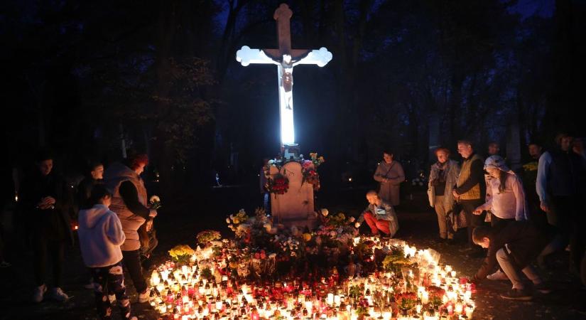 Mécsesek fénye ragyogta be Kaposvárt mindenszentek estéjén - fotók