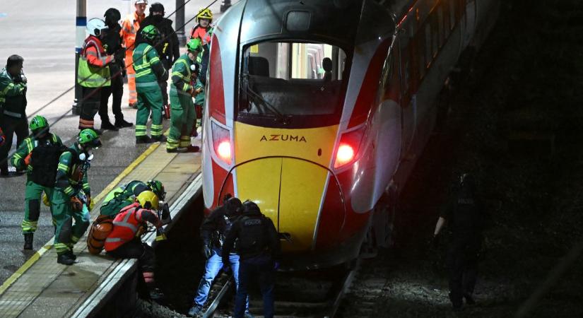 Brutális késelés történt egy angliai vonaton, kilencen életveszélyes állapotban vannak (VIDEÓ)