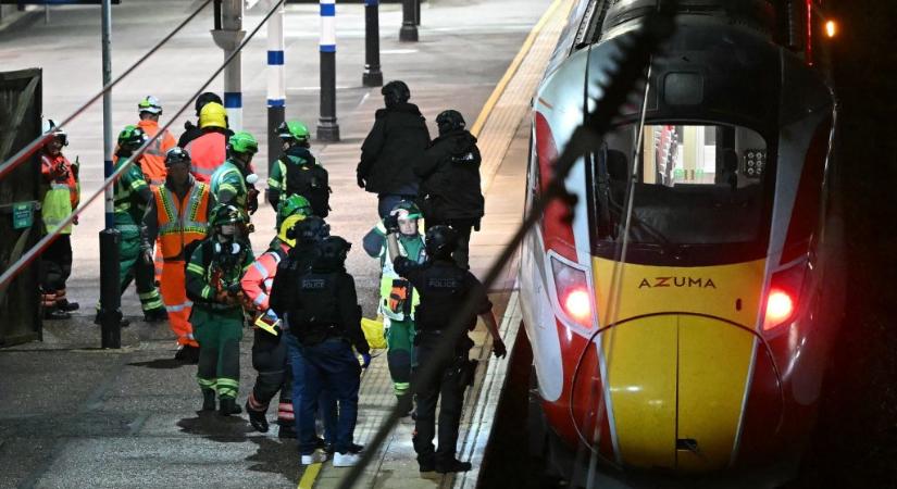 Késelés egy brit vonaton, kilenc áldozat életveszélyes állapotban van