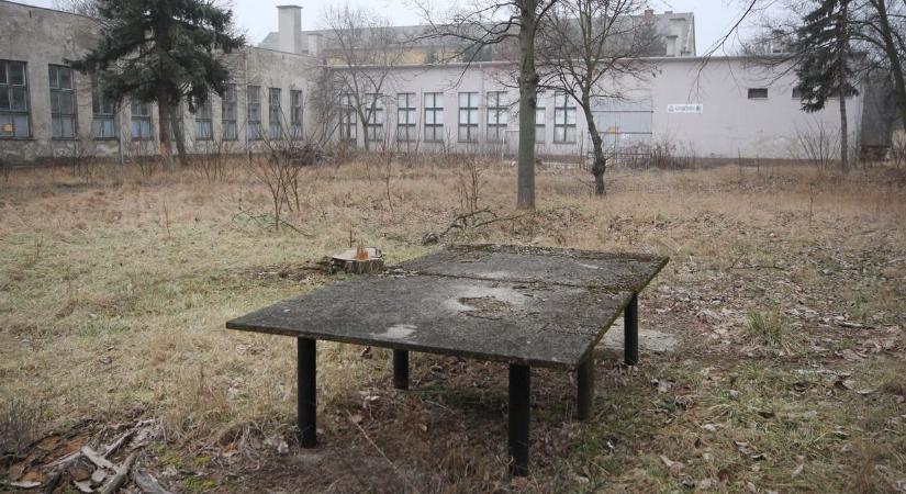 Ennyi maradt a tapolcai laktanyából - Friss videón a kiürült helyőrség