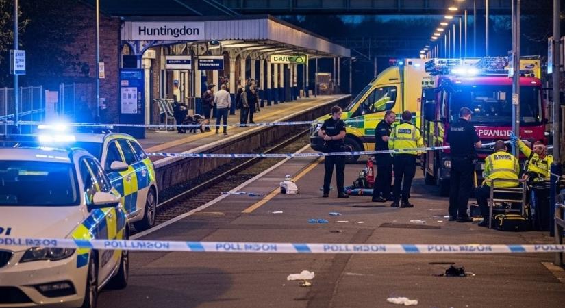 Késes támadók kezdtek vérengzésbe egy angliai vonaton