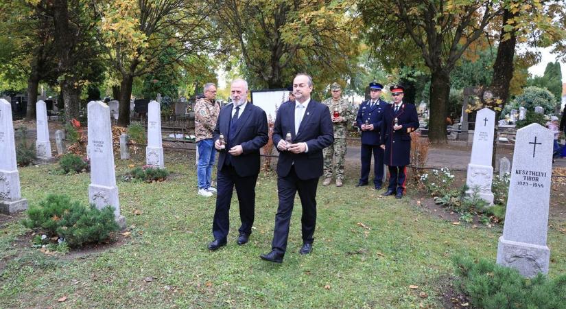 A hősök emléke előtt tisztelegtek Szekszárdon