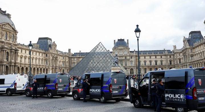 Újabb fordulat a Louvre-rablásban: sírva vallott a 38 éves nő