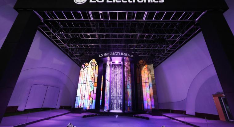 Az LG elképesztő OLED-csillárral varázsolta el az APEC közönségét