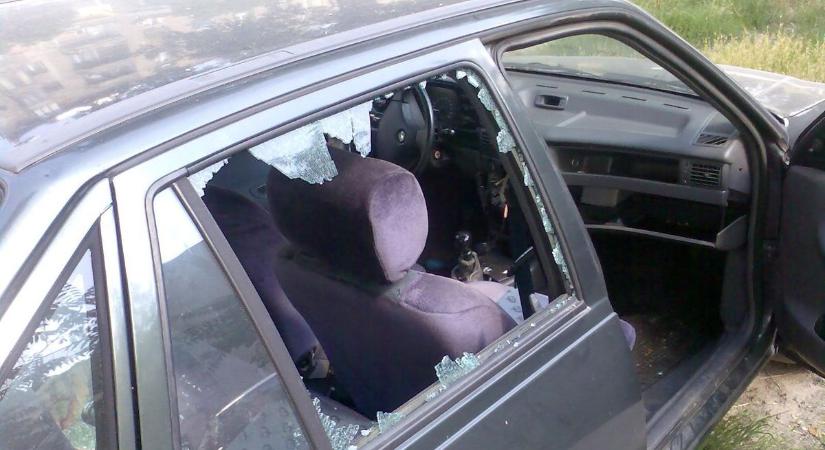 Csalogató zsákmány egy autóülésen hagyott telefon vagy pénztárca