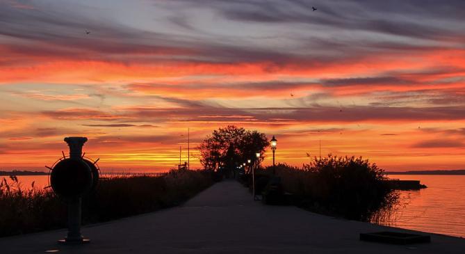 Színes fátyolfelhőktől pompázott a napkelte