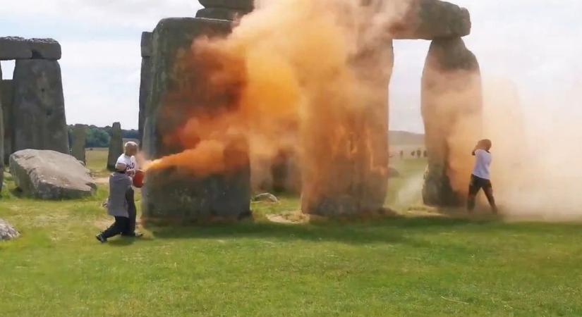 Ezúttal a Stonehenge-et rongálták a zöldaktivisták – a bíróság minden vádpont alól felmentette őket (VIDEÓ)
