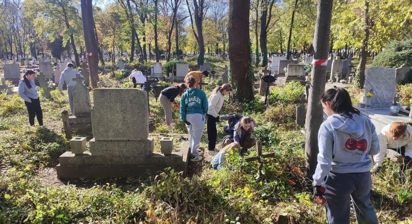 Közösségi összefogás: több konténernyi hulladéktól szabadították meg a temetőt a jászsági önkéntesek