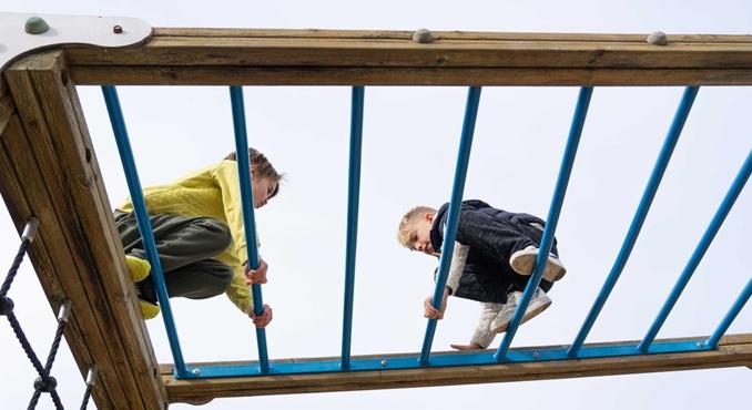 Törött elemek, laza csavarok, kiálló élek – a játszóterek 37 százaléka balesetveszélyes