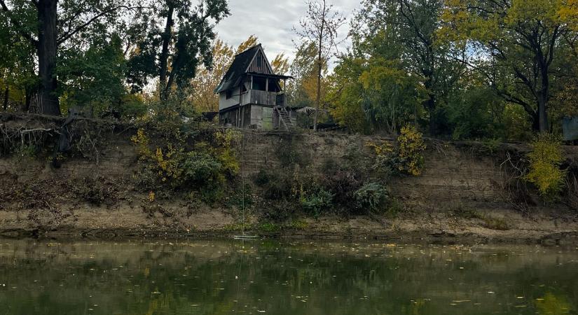 Elhagyatottnak tűnik, mégis van benne élet – ki lakhat az újszegedi Maros-part titokzatos nyaralójában?