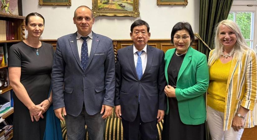 Kapcsolat Kelettel: sínen az együttműködés az ázsiai országgal