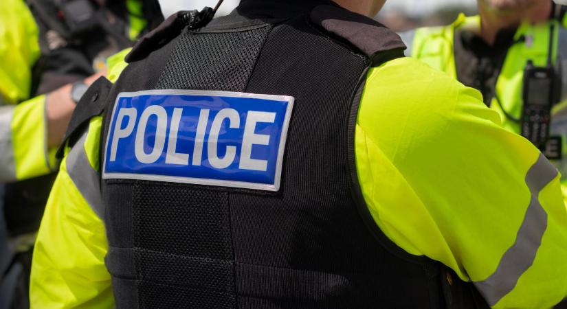 Kilenc ember életveszélyes sérüléseket szenvedett egy angliai vonaton elkövetett késeléses támadásban