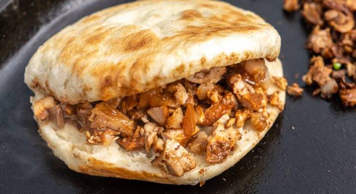 Ropogós lepényben szaftos hús: így készül a kínai hamburger