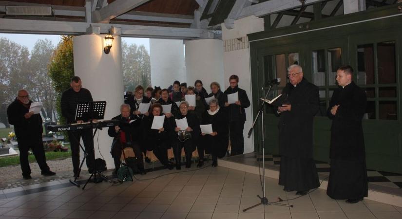 Lássunk tisztán! Mi a különbség Mindenszentek ünnepe s a halottak napja között?