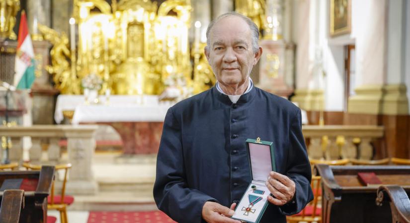 A templomajtóban várja a híveket – Kitüntették Berkes Gyula atyát