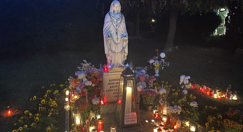 Fellobbantak a mécsesek és gyertyák lángjai