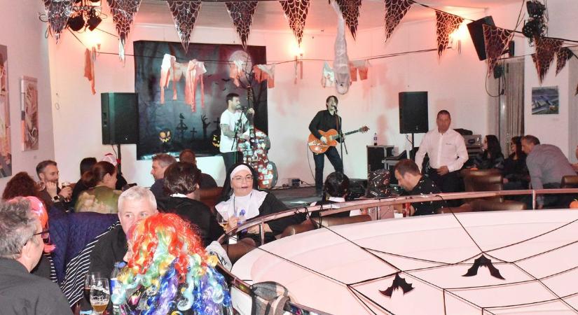 Őrült jó jelmezekben buliztak, tombolt a rockabilly muzsika Jászberényben