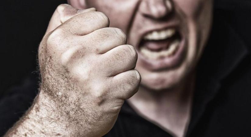 „Neked megyek kocsival, a családod is elütöm” – üvöltve fenyegetőzött gyerekeiért a hevesi apa a hivatalban