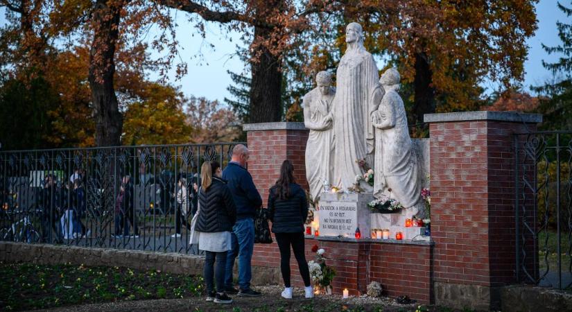 Idén is felragyogott a megemlékezés ezernyi kis lángja a Debreceni Köztemetőben – fotókkal, videóval