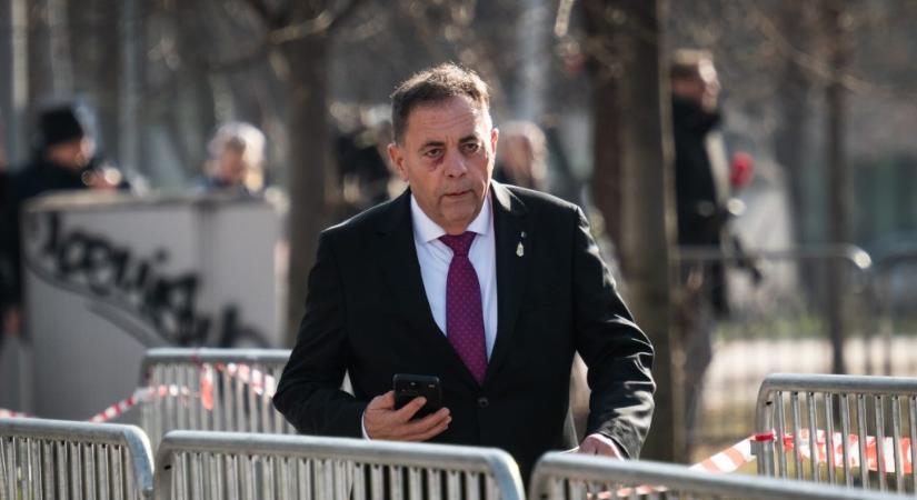 Pócs János a temetőben, egy kisgyerekkel készített kampányvideót a tizennegyedik havi nyugdíjról