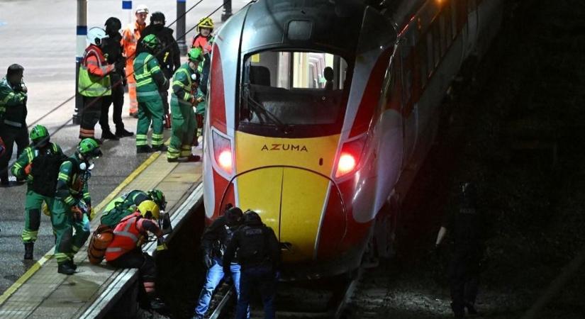 Vérfürdő egy angliai vonaton: tíz ember megsebesült a késelésben (videó)