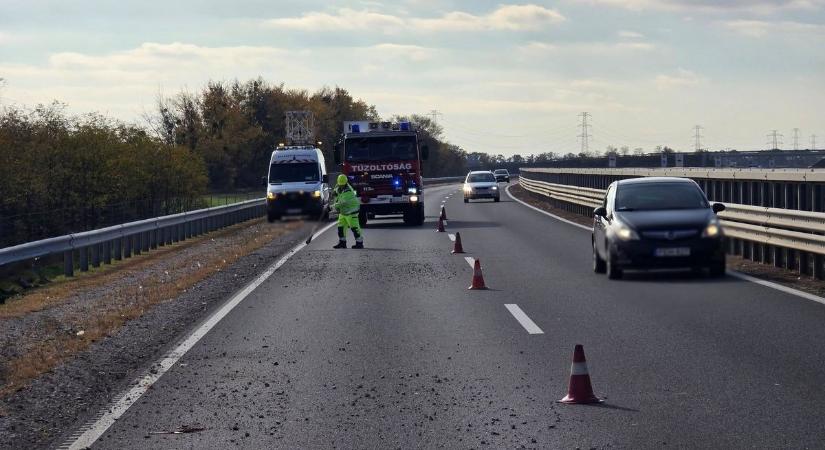 Helyszíni fotókon az M86-os úti baleset Nick közelében