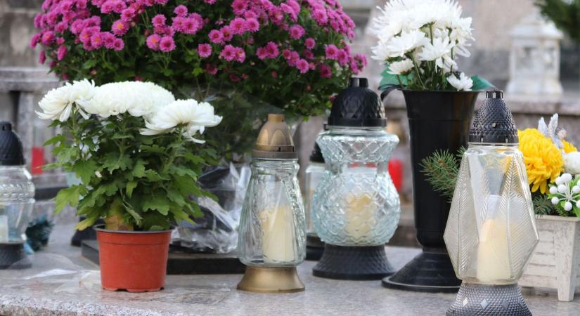 Aranylevelek között: Tevel csendje halottak napján