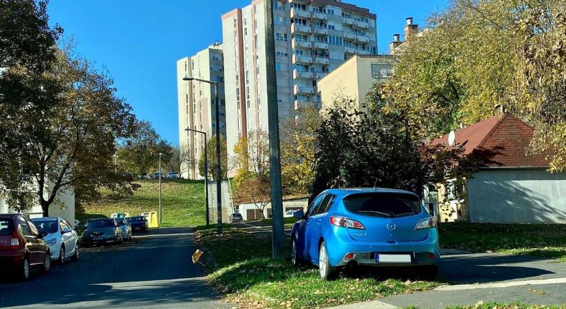 Ehhez azért kell egy kis "önbizalom"!... Reméljük, nem azért szúrta le ide a kocsit, mert hirtelen rosszul lett, s innen vitte el a mentő