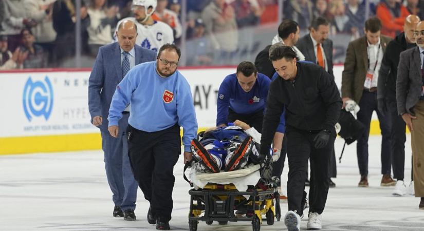 Hordágyon vitték le a jégről a világ egyik legkeményebb hokisát, miután a vakoldalról leütközték