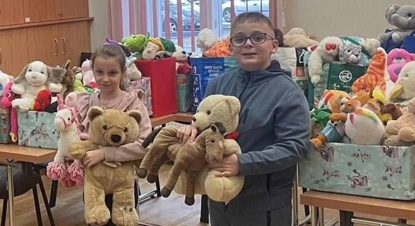 Célba értek a plüssállatok, nagy örömmel fogadta őket a gyermekjóléti szolgálat