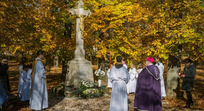 Megáldották a helyreállított máriaremetei kőkeresztet