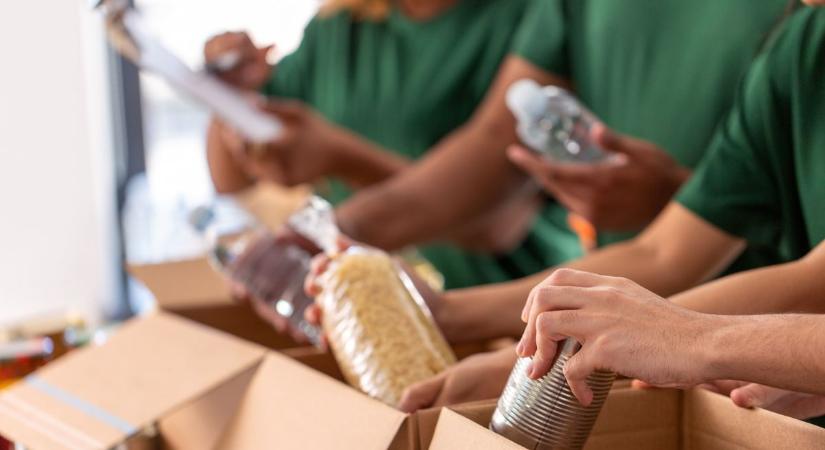 Rászorulóknak gyűjtik az adományokat a boltokban